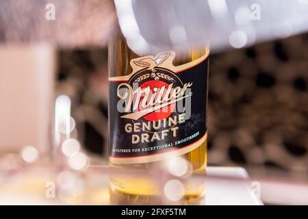 Tjumen, Russland-13. Februar 2021: Flasche Miller Genuine Draft, das original verpackte Fassbier. Selektiver Fokus Stockfoto