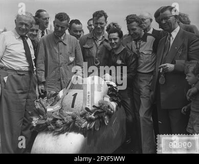 TT Races Assen, Werner Haas (NSU) gewinnt 250 ccm, 10. Juli 1954, Niederlande, Foto der Presseagentur des 20. Jahrhunderts, News to remember, Dokumentarfilm, historische Fotografie 1945-1990, visuelle Geschichten, Menschliche Geschichte des zwanzigsten Jahrhunderts, Momente in der Zeit festzuhalten Stockfoto