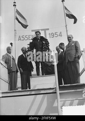 TT-Rennen Assen, Werner Haas auf dem Podium, 10. Juli 1954, Etappen, Niederlande, 20. Jahrhundert Presseagentur Foto, Nachrichten zu erinnern, Dokumentarfilm, historische Fotografie 1945-1990, visuelle Geschichten, Menschliche Geschichte des zwanzigsten Jahrhunderts, Momente in der Zeit festzuhalten Stockfoto