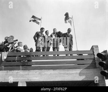 TT in Assen. Die Seitenwagenklasse. John Hartle mit Kranz, 29. Juni 1963, Motorsport, Gewinner, Niederlande, 20. Jahrhundert Presseagentur Foto, Nachrichten zu erinnern, Dokumentarfilm, historische Fotografie 1945-1990, visuelle Geschichten, Menschliche Geschichte des zwanzigsten Jahrhunderts, Momente in der Zeit festzuhalten Stockfoto