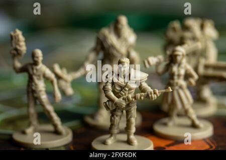 Roseville, MN, USA, 02.04.2021 - Fallout Board Game Plastic Figures on Map Tiles Stockfoto
