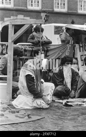 Türkische Jugendliche einschließlich Hungerstreikende Vincentius Church demonstrieren auf dem Binnenhof gegen das Regime der türkischen Junta, 18. Juni 1982, JUGENDLICHE, Demonstrationen, Hungerstreikende, Niederlande, Presseagentur des 20. Jahrhunderts, Foto, Nachrichten zum erinnern, Dokumentarfilm, historische Fotografie 1945-1990, visuelle Geschichten, Menschliche Geschichte des zwanzigsten Jahrhunderts, Momente in der Zeit festzuhalten Stockfoto