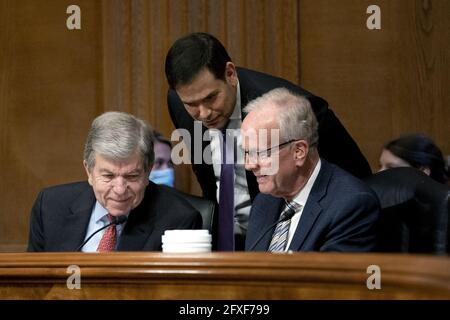 Senator Roy Blunt, ein Republikaner aus Missouri, von links, Senator Marco Rubio, ein Republikaner aus Florida, und Senator Jerry Moran, ein Republikaner aus Kansas, sprechen während einer Anhörung des Senate Committees für Zuwendungen am Mittwoch, den 26. Mai 2021 in Washington, DC, USA. Die Anhörung trägt den Titel „Haushalt des nationalen Gesundheitsministeriums für das Geschäftsjahr 22 und der Stand der medizinischen Forschung“. Foto von Stefani Reynolds/Pool/ABACAPRESS.COM Stockfoto