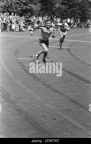 AVRO TV-Aufnahmen auf dem TH Twente-Gelände für das Programm Sterrenslag; Toine Hezemans (l) und die Staepalare Open Relay 5x 80 Meter in Betrieb, Ned. Teilnehmer, 9. August 1978, HARDLOPING, Teilnehmer, Aufnahmen, Niederlande, Foto der Presseagentur des 20. Jahrhunderts, zu erinnerende Nachrichten, Dokumentarfilm, historische Fotografie 1945-1990, visuelle Geschichten, Menschliche Geschichte des zwanzigsten Jahrhunderts, Momente in der Zeit festzuhalten Stockfoto