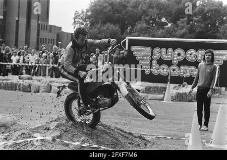 AVRO TV-Aufnahmen auf TH Twente-Gelände für die Sendung Sterrenslag; Wil Hartog auf Motocross-Bike, 9. August 1978, Motocross-Bike, Aufnahmen, Niederlande, 20. Jahrhundert Presseagentur Foto, Nachrichten zu erinnern, Dokumentarfilm, historische Fotografie 1945-1990, visuelle Geschichten, Menschliche Geschichte des zwanzigsten Jahrhunderts, Momente in der Zeit festzuhalten Stockfoto