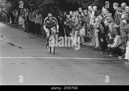 AVRO TV-Aufnahmen auf dem TH Twente-Gelände für die Sendung Sterrenslag; Hans Vultink auf Rennrad, 9. August 1978, Aufnahmen, Rennräder, Niederlande, 20. Jahrhundert Presseagentur Foto, Nachrichten zu erinnern, Dokumentarfilm, historische Fotografie 1945-1990, visuelle Geschichten, Menschliche Geschichte des zwanzigsten Jahrhunderts, Momente in der Zeit festzuhalten Stockfoto