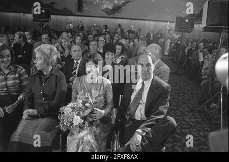 TV-Ring für Willem Duys, Duys (rechts) vor der Präsentation, 18. Mai 1974, Präsentationen, Niederlande, 20. Jahrhundert Presseagentur Foto, Nachrichten zu erinnern, Dokumentarfilm, historische Fotografie 1945-1990, visuelle Geschichten, Menschliche Geschichte des zwanzigsten Jahrhunderts, Momente in der Zeit festzuhalten Stockfoto