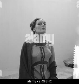 TV-Spiel Iphigeneia in Tauris . Ank van der Moer as Iphigeneia, 6. April 1961, Niederlande, Foto der Presseagentur des 20. Jahrhunderts, zu erinnerende Nachrichten, Dokumentarfilm, historische Fotografie 1945-1990, visuelle Geschichten, Menschliche Geschichte des zwanzigsten Jahrhunderts, Momente in der Zeit festzuhalten Stockfoto