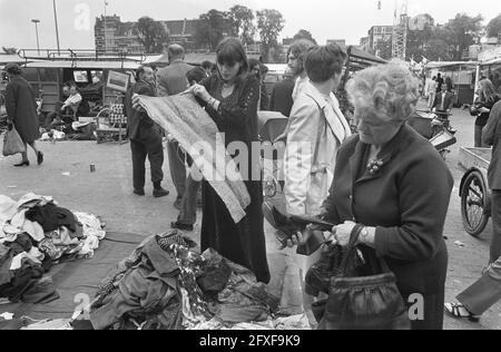 Gebrauchte Kleidung auf dem Waterlooplein, ältere Damen suchen Kleidung, 2. August 1972, ältere Menschen, Kleidung, Niederlande, Presseagentur des 20. Jahrhunderts, Foto, Nachrichten zum erinnern, Dokumentarfilm, historische Fotografie 1945-1990, visuelle Geschichten, Menschliche Geschichte des zwanzigsten Jahrhunderts, Momente in der Zeit festzuhalten Stockfoto