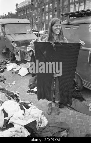 Second-Hand Kleidung auf Waterlooplein, Mädchen mit großen Hosen, 2. August 1972, Kleidung, Mädchen, Niederlande, Presseagentur des 20. Jahrhunderts, Foto, Nachrichten zum erinnern, Dokumentarfilm, historische Fotografie 1945-1990, visuelle Geschichten, Menschliche Geschichte des zwanzigsten Jahrhunderts, Momente in der Zeit festzuhalten Stockfoto