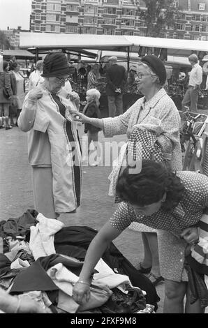 Second-Hand-Kleidung auf dem Waterlooplein, ältere Damen nehmen sich Kleidung, 2. August 1972, Kleidung, Niederlande, 20. Jahrhundert Presseagentur Foto, Nachrichten zu erinnern, Dokumentarfilm, historische Fotografie 1945-1990, visuelle Geschichten, Menschliche Geschichte des zwanzigsten Jahrhunderts, Momente in der Zeit festzuhalten Stockfoto