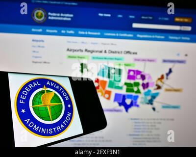 Smartphone mit Siegel der amerikanischen Agentur Federal Aviation Administration (FAA) auf dem Bildschirm vor der Website. Konzentrieren Sie sich auf die Mitte links des Telefondisplays. Stockfoto