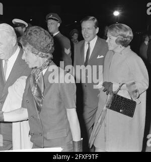 Prinzessin Beatrix und ihr Verlobter Claus von Amsberg, 16. Oktober 1965, an- und Abreise, Prinzessinnen, Niederlande, Presseagentur des 20. Jahrhunderts, Foto, Nachrichten zum erinnern, Dokumentarfilm, historische Fotografie 1945-1990, visuelle Geschichten, Menschliche Geschichte des zwanzigsten Jahrhunderts, Momente in der Zeit festzuhalten Stockfoto