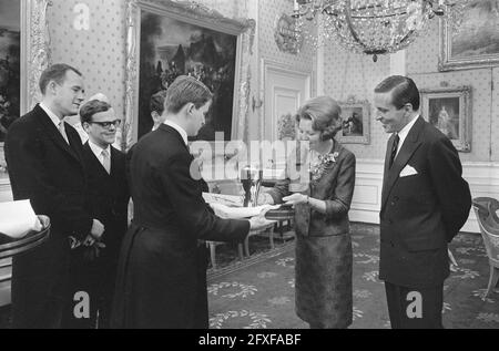 Zweiter Schenkungstag für Prinzessin Beatrix und Claus im Soestdijk Palast, General Senates Association, 1. März 1966, Geschenke, Prinzessinnen, Verbände, Niederlande, Foto der Presseagentur des 20. Jahrhunderts, Nachrichten zur Erinnerung, Dokumentarfilm, historische Fotografie 1945-1990, visuelle Geschichten, Menschliche Geschichte des zwanzigsten Jahrhunderts, Momente in der Zeit festzuhalten Stockfoto