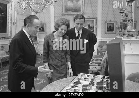 Zweiter Tag der Geschenke für Prinzessin Beatrix und Claus im Palast von Soestdijk, Botschafter Frankreichs, 1. März 1966, Botschafter, Geschenke, Prinzessinnen, Niederlande, Foto der Presseagentur des 20. Jahrhunderts, zu erinnerende Nachrichten, Dokumentation, historische Fotografie 1945-1990, visuelle Geschichten, Menschliche Geschichte des zwanzigsten Jahrhunderts, Momente in der Zeit festzuhalten Stockfoto