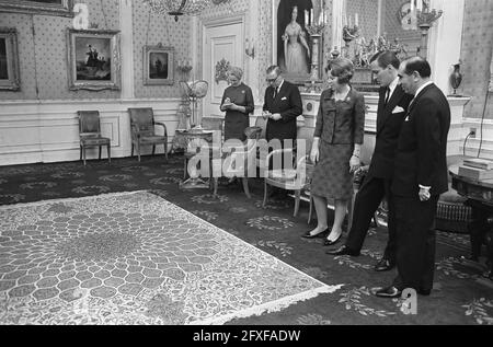 Zweiter Tag der Geschenke für Prinzessin Beatrix und Claus im Soestdijk Palast, Botschafter Iran, 1. März 1966, Botschafter, Geschenke, Prinzessinnen, Niederlande, Foto der Presseagentur des 20. Jahrhunderts, zu erinnerende Nachrichten, Dokumentation, historische Fotografie 1945-1990, visuelle Geschichten, Menschliche Geschichte des zwanzigsten Jahrhunderts, Momente in der Zeit festzuhalten Stockfoto