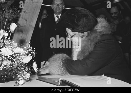 Königin besucht die östliche Bergbauregion in Limburg; Ankunft im Rolduc (Kloster) in Kerkrade, 30. November 1978, Ankunft, Besuche, queens, Niederlande, Presseagentur des 20. Jahrhunderts, Foto, zu erinnerende Nachrichten, Dokumentarfilm, historische Fotografie 1945-1990, visuelle Geschichten, Menschliche Geschichte des zwanzigsten Jahrhunderts, Momente in der Zeit festzuhalten Stockfoto