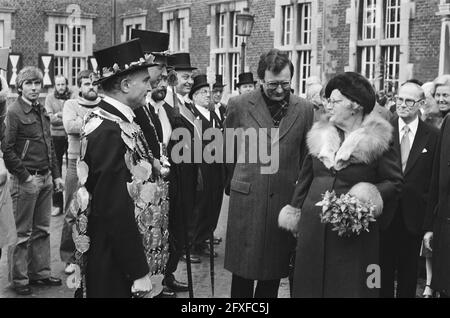 Königin besucht das östliche Bergbaugebiet in Limburg; Königin Juliana mit Mitgliedern der Schützengilde, 30. November 1978, Besuche, Königinnen, Niederlande, Presseagentur des 20. Jahrhunderts, Foto, Nachrichten zum erinnern, Dokumentarfilm, historische Fotografie 1945-1990, visuelle Geschichten, Menschliche Geschichte des zwanzigsten Jahrhunderts, Momente in der Zeit festzuhalten Stockfoto