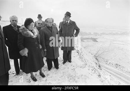 Königin besucht das östliche Bergbaugebiet in Limburg; Königin Juliana an den ehemaligen Bergwerksstandorten Oranje Nassau II und Staatsmine Wilhelmina bei Heerlen, 30. November 1978, Besuche, Königinnen, königliche Familie, Bergbau, Minen, Niederlande, Presseagentur des 20. Jahrhunderts, Foto, Nachrichten zu erinnern, Dokumentarfilm, historische Fotografie 1945-1990, visuelle Geschichten, Menschliche Geschichte des zwanzigsten Jahrhunderts, Momente in der Zeit festzuhalten Stockfoto