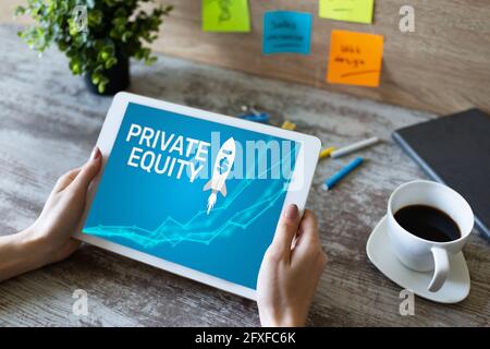 Private Equity Fund, Investitions- und Handelskonzept auf dem Bildschirm. Finanzwachstum. Stockfoto