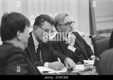 Unterhaus, Ausschusssitzung zum Teil Polizei aus dem Haushalt; Minister Van Dijk und Korthals altes (r), 12. Dezember 1988, Politik, Niederlande, 20. Jahrhundert Presseagentur Foto, Nachrichten zu erinnern, Dokumentarfilm, historische Fotografie 1945-1990, visuelle Geschichten, Menschliche Geschichte des zwanzigsten Jahrhunderts, Momente in der Zeit festzuhalten Stockfoto