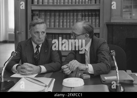 Unterhaus, Ausschusssitzung zur Polizei; Minister Korthals altes (l) und Rietkerk, 20. Juni 1984, Politik, Niederlande, 20. Jahrhundert Presseagentur Foto, Nachrichten zu erinnern, Dokumentarfilm, historische Fotografie 1945-1990, visuelle Geschichten, Menschliche Geschichte des zwanzigsten Jahrhunderts, Momente in der Zeit festzuhalten Stockfoto