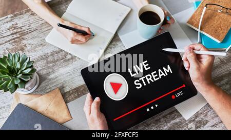 Live-Stream überträgt oder empfängt Video- und Audiodaten über das Internet. Digitales Marketing- und Werbekonzept. Stockfoto