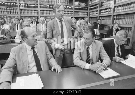 Abgeordnetenhaus, Anhörung des Parlamentarischen Ausschusses für Wirtschaft und Währung zur ehemaligen Kartonfabrik OKTO; Bürgermeister Koek von Winschoten von der Front, 5. September 1984, Anhörung, Niederlande, Presseagentur des 20. Jahrhunderts, News to remember, Dokumentarfilm, historische Fotografie 1945-1990, visuelle Geschichten, Menschliche Geschichte des zwanzigsten Jahrhunderts, Momente in der Zeit festzuhalten Stockfoto