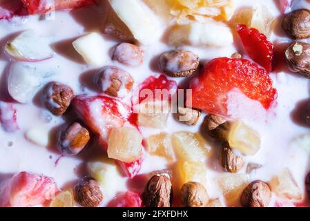 Obstbeersalat mit Joghurt zum gesunden Frühstück. Frisches Obst und Joghurt. Nahaufnahme. Stockfoto