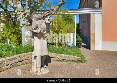 Bad Dürkheim, Deutschland - April 2021: Skulptur eines Winzers mit Korb voller Trauben von Werner Bernd Stockfoto