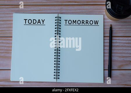 Heute morgen Text auf Notizblock mit Stift und Tasse geschrieben Von Einwegkaffee auf Holztisch Stockfoto