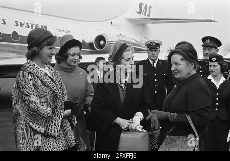 Königin Ingrid von Dänemark, mit ihren Töchtern Margarethe und Benedikte, Königin begrüßt Gäste links Margarethe und zweite von links Benedikte, 12. Oktober 1962, GÄSTE, Töchter, queens, Niederlande, Presseagentur des 20. Jahrhunderts, Foto, zu erinnerende Nachrichten, Dokumentarfilm, historische Fotografie 1945-1990, visuelle Geschichten, Menschliche Geschichte des zwanzigsten Jahrhunderts, Momente in der Zeit festzuhalten Stockfoto