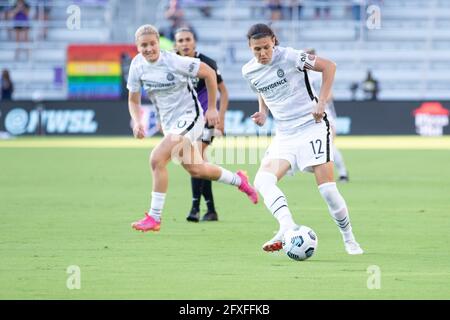 Orlando, Usa. Mai 2021. Christine Sinclair (12 Portland Thorns) macht während des Spiels der National Women's Soccer League zwischen Orlando Pride und Portland Thorns im Exploria Stadium Orlando, Florida, einen Pass nach vorne. Kredit: SPP Sport Pressefoto. /Alamy Live News Stockfoto