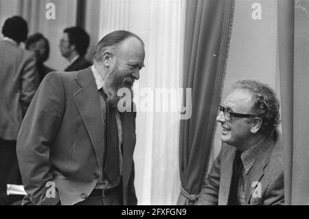 Lower House Motion Konings (PvdA); kein Studentenstopp an der pädagogischen Akademie und in der Ausbildung von Kindergärtnerinnen; Konings im Gespräch mit Van Kemenade, 24. Februar 1976, Politik, Niederlande, 20. Jahrhundert Presseagentur Foto, Nachrichten zu erinnern, Dokumentarfilm, historische Fotografie 1945-1990, visuelle Geschichten, Menschliche Geschichte des zwanzigsten Jahrhunderts, Momente in der Zeit festzuhalten Stockfoto