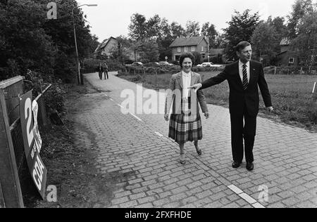 Unterhauswahlen 1981; Van Agt und Ehefrau bei Ankunft, 26. Mai 1981, Ankünfte, Wahlen, Frauen, Niederlande, Foto der Presseagentur des 20. Jahrhunderts, Nachrichten zur Erinnerung, Dokumentarfilm, historische Fotografie 1945-1990, visuelle Geschichten, Menschliche Geschichte des zwanzigsten Jahrhunderts, Momente in der Zeit festzuhalten Stockfoto