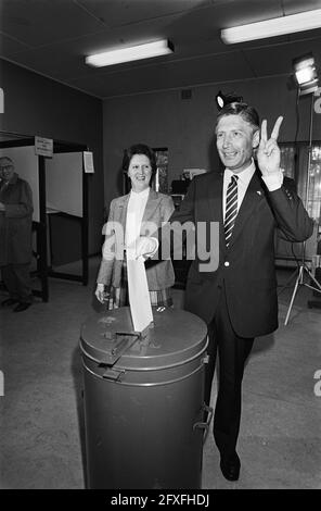 Unterhauswahlen 1981; Van Agt, Listenführer CDA, gab seine Stimme in Nijmegen ab, hinter ihm seine Frau, 26. Mai 1981, STIMMEN, Listenführer, Wahlen, Frauen, Niederlande, Foto der Presseagentur des 20. Jahrhunderts, Nachrichten zur Erinnerung, Dokumentarfilm, historische Fotografie 1945-1990, visuelle Geschichten, Menschliche Geschichte des zwanzigsten Jahrhunderts, Momente in der Zeit festzuhalten Stockfoto