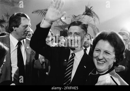 Unterhauswahlen 1981; Wahltreffen CDA im Pulchri Studio in Den Haag, Van Agt mit seiner Frau im Pulchri Studio, 26. Mai 1981, Treffen, Wahlen, Frauen, Niederlande, Foto der Presseagentur des 20. Jahrhunderts, Nachrichten zur Erinnerung, Dokumentarfilm, historische Fotografie 1945-1990, visuelle Geschichten, Menschliche Geschichte des zwanzigsten Jahrhunderts, Momente in der Zeit festzuhalten Stockfoto