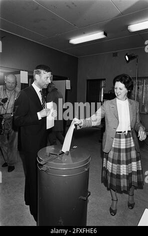 Unterhauswahlen 1981; Van Agt's Frau gibt ihre Stimme ab, links Van Agt, 26. Mai 1981, WAHL, Wahlen, Frauen, Niederlande, Foto der Presseagentur des 20. Jahrhunderts, zu erinnerende Nachrichten, Dokumentarfilm, historische Fotografie 1945-1990, visuelle Geschichten, Menschliche Geschichte des zwanzigsten Jahrhunderts, Momente in der Zeit festzuhalten Stockfoto