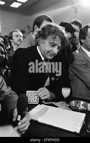 Unterhauswahlen 1981; CDA-Wahlsitzung im Pulchri Studio in Den Haag, CDA-Vorsitzender Bukman im Pulchri Studio, 26. Mai 1981, Treffen, Wahlen, Vorsitzende, Niederlande, Foto der Presseagentur des 20. Jahrhunderts, zu erinnerende Nachrichten, Dokumentarfilm, historische Fotografie 1945-1990, visuelle Geschichten, Menschliche Geschichte des zwanzigsten Jahrhunderts, Momente in der Zeit festzuhalten Stockfoto