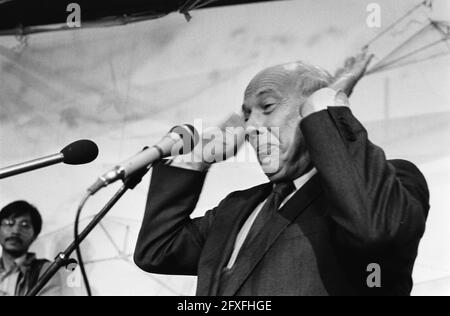 Unterhauswahlen 1981; PvdA-Wahlsitzung beim Bau des Lantaren in Rotterdam; Den Uyl Speaking, 26. Mai 1981, Gebäude, Wahlen, Niederlande, Presseagentur des 20. Jahrhunderts, Foto, Nachrichten zum erinnern, Dokumentarfilm, historische Fotografie 1945-1990, visuelle Geschichten, Menschliche Geschichte des zwanzigsten Jahrhunderts, Momente in der Zeit festzuhalten Stockfoto