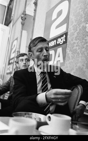 Unterhauswahlen 1981; Wahlsitzung CDA im Pulchri Studio in Den Haag, Van Agt im Fernsehen, 26. Mai 1981, Wahlen, Niederlande, 20. Jahrhundert Presseagentur Foto, Nachrichten zu erinnern, Dokumentarfilm, historische Fotografie 1945-1990, visuelle Geschichten, Menschliche Geschichte des zwanzigsten Jahrhunderts, Momente in der Zeit festzuhalten Stockfoto