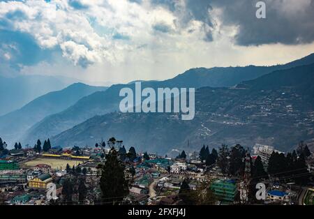 Stadturbanisierung mit Bergschichten im Hintergrund am Morgen Form oberen Winkel Bild wird bei bomdila arunachal pradesh indien aufgenommen. Stockfoto