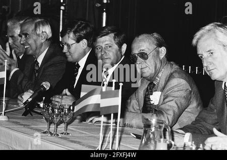 Zweiter von links Hans Wiegel, rechts (mit Nelke) Prinz Bernhard, 22. Mai 1979, Denkmäler, Unternehmer, Prinzen, Niederlande, Presseagentur des 20. Jahrhunderts, Foto, Nachrichten zu erinnern, Dokumentarfilm, historische Fotografie 1945-1990, visuelle Geschichten, Menschliche Geschichte des zwanzigsten Jahrhunderts, Momente in der Zeit festzuhalten Stockfoto