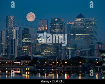 London, Großbritannien. Mai 2021. Heute morgen geht Super Flower Blood Moon am 5/27/2021 über die Hauptstadt London, Großbritannien, in London, Großbritannien. (Foto von Diana Buzoianu/News Images/Sipa USA) Quelle: SIPA USA/Alamy Live News Stockfoto