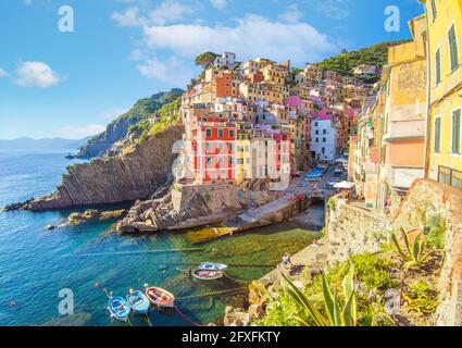 Riomaggiore (Italien) - EIN Blick auf Riomaggiore, eines von fünf Landdörfern an der Küste der Region Ligurien, Teil des Nationalparks Cinque Terre Stockfoto