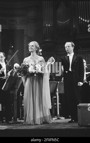 Präsentation von Edisons bei der Grand Gala Du Disque . Schwarzkopf mit Bernard Haitink, 29. September 1961, Präsentationen, Niederlande, Foto der Presseagentur des 20. Jahrhunderts, News to remember, Dokumentarfilm, historische Fotografie 1945-1990, visuelle Geschichten, Menschliche Geschichte des zwanzigsten Jahrhunderts, Momente in der Zeit festzuhalten Stockfoto