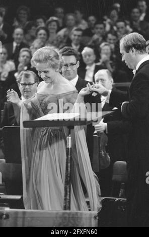 Präsentation von Edisons in Grand Gala Du Disque . Elisabeth Schwartzkopf singt Arie, 29. September 1961, Vorträge, Niederlande, 20. Jahrhundert Presseagentur Foto, Nachrichten zu erinnern, Dokumentarfilm, historische Fotografie 1945-1990, visuelle Geschichten, Menschliche Geschichte des zwanzigsten Jahrhunderts, Momente in der Zeit festzuhalten Stockfoto