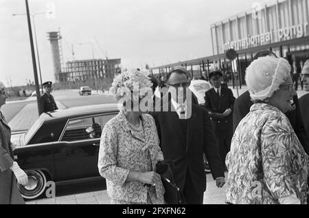 Erasmus-Preisverleihung im Kongresshaus, Ankunft von Prinzessin Beatrix im Kongresshaus, 24. Juni 1965, Ankünfte, Preisverleihungen, Prinzessinnen, Niederlande, Foto der Presseagentur des 20. Jahrhunderts, zu erinnerende Nachrichten, Dokumentarfilm, historische Fotografie 1945-1990, visuelle Geschichten, Menschliche Geschichte des zwanzigsten Jahrhunderts, Momente in der Zeit festzuhalten Stockfoto