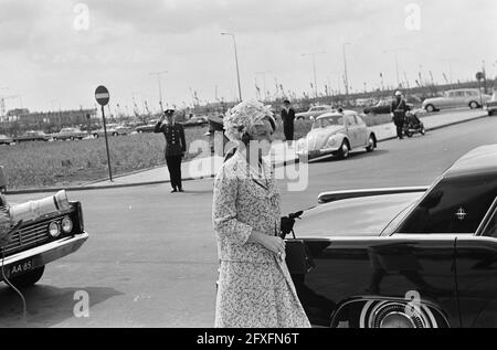 Erasmus-Preisverleihung im Kongressgebäude, Ankunft von Prinzessin Beatrix im Kongressgebäude, 24. Juni 1965, Ankünfte, Preisverleihungen, Prinzessinnen, Niederlande, Foto der Presseagentur des 20. Jahrhunderts, zu erinnerende Nachrichten, Dokumentarfilm, historische Fotografie 1945-1990, visuelle Geschichten, Menschliche Geschichte des zwanzigsten Jahrhunderts, Momente in der Zeit festzuhalten Stockfoto