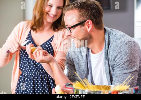 Frau und Mann kochen Spaghetti in der heimischen Küche Stockfoto